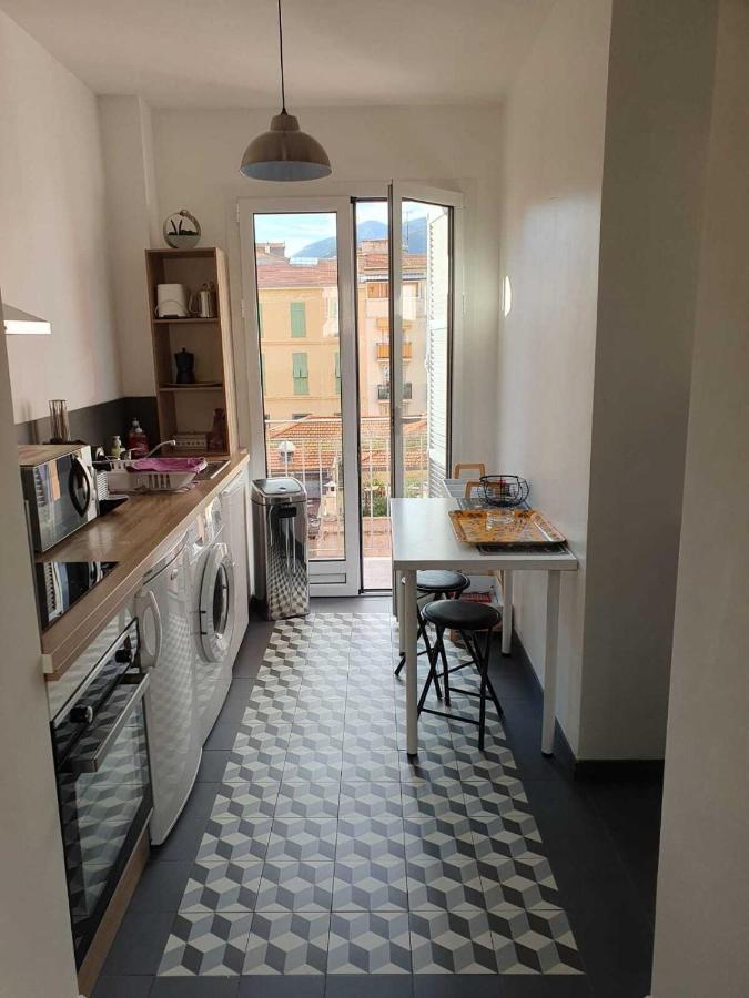 Le Verlaine, Studio En Centre Ville A Deux Minutes Des Plages Menton Bagian luar foto