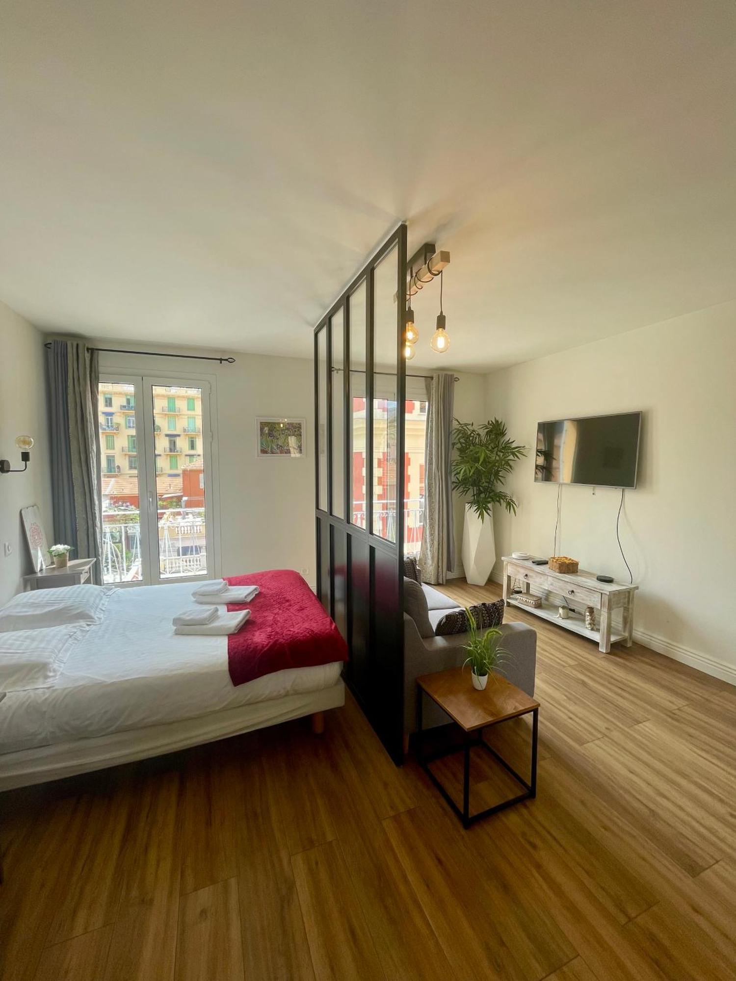 Le Verlaine, Studio En Centre Ville A Deux Minutes Des Plages Menton Bagian luar foto