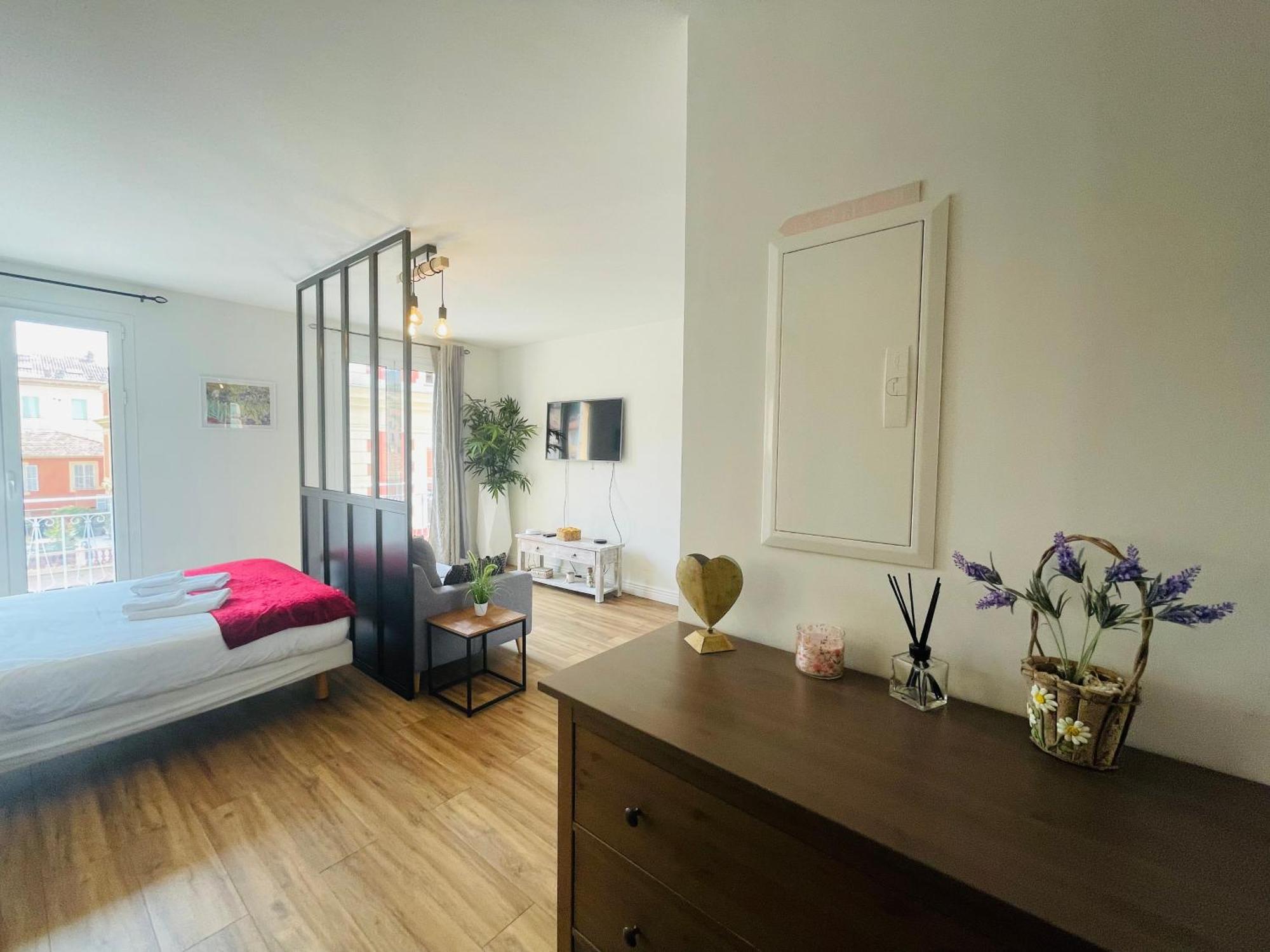 Le Verlaine, Studio En Centre Ville A Deux Minutes Des Plages Menton Bagian luar foto